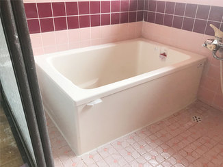バスルームリフォーム 玄関周りの印象を明るく変えたタイルの床と、さびが発生しない樹脂のお風呂