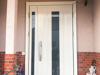 エクステリアリフォーム スタイリッシュな白い玄関ドア