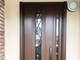 エクステリアリフォームデザイン性がある木目調のオシャレな玄関ドア