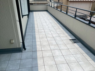 エクステリアリフォーム 予算も抑えた、高級感のあるバルコニーの敷タイル