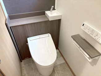 トイレリフォーム 収納力を高めたキャビネット付きトイレ